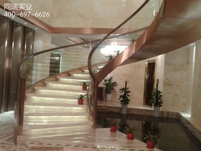 晶瑩剔透的藝術品 探索玻璃樓梯的美學與實用價值